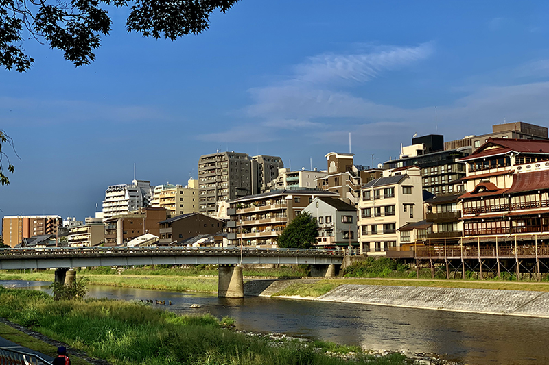 京都の町並みに佇むヘアサロン